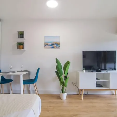 Amplio Estudio Con Terraza, Parking Y Reformado *
