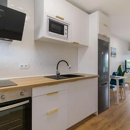 Amplio Estudio Con Terraza, Parking Y Reformado * Fuengirola